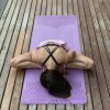 Joginka z profesjonalna mata do jogi Mandala Lilac